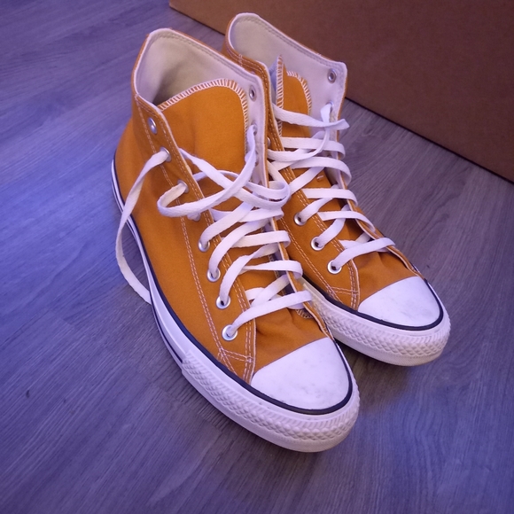 Converse Chuck Taylor's - Picture 3 of 3